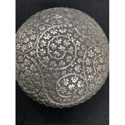 82 - Antique 19th century Indian large solid silver box 

Weight 341.1 grams 
Diameter base 10cm 
Diamete... 