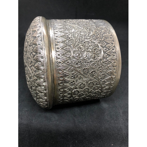 82 - Antique 19th century Indian large solid silver box 

Weight 341.1 grams 
Diameter base 10cm 
Diamete... 