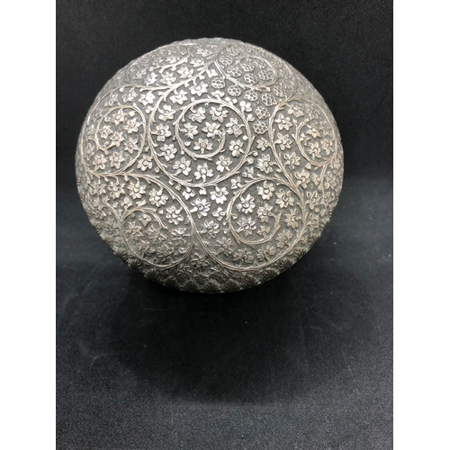 82 - Antique 19th century Indian large solid silver box 

Weight 341.1 grams 
Diameter base 10cm 
Diamete... 