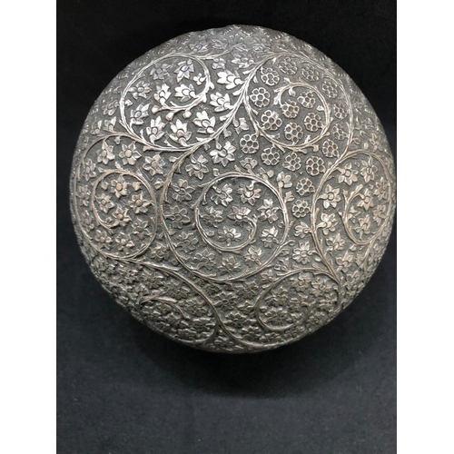 82 - Antique 19th century Indian large solid silver box 

Weight 341.1 grams 
Diameter base 10cm 
Diamete... 