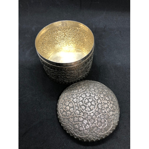 82 - Antique 19th century Indian large solid silver box 

Weight 341.1 grams 
Diameter base 10cm 
Diamete... 