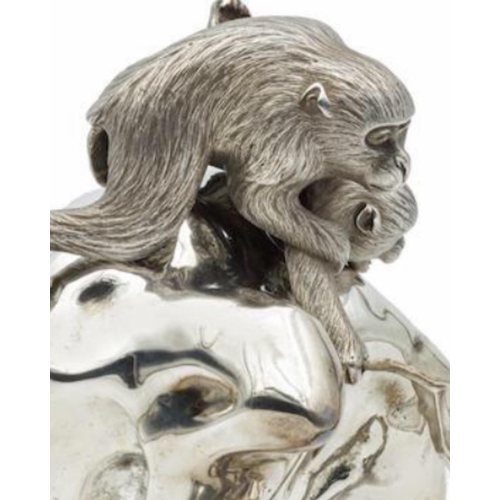 96 - OSHIMA JOUN (1858-1940)

A rare Silver Japanese sculpture(Table Ornament) of Three Monkeys
Meiji (18... 