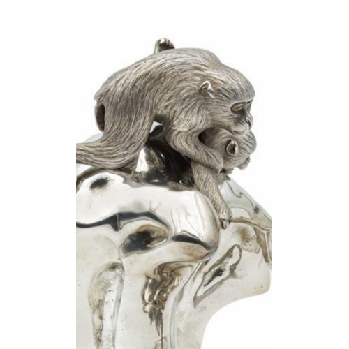 96 - OSHIMA JOUN (1858-1940)

A rare Silver Japanese sculpture(Table Ornament) of Three Monkeys
Meiji (18... 