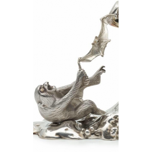 96 - OSHIMA JOUN (1858-1940)

A rare Silver Japanese sculpture(Table Ornament) of Three Monkeys
Meiji (18... 