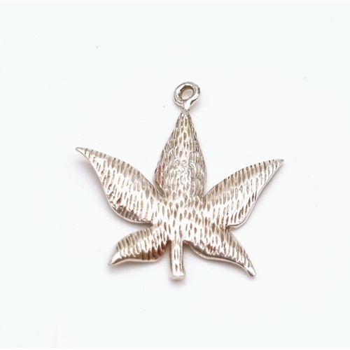 467 - A STERLING SILVER CANNABIS LEAF CHARM/PENDANT. LENGTH 2CM, TOTAL WEIGHT 1.6 GRAMS