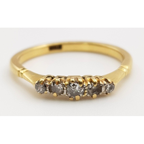 211 - An 18 K yellow gold ring with a band of five diamonds (0.20 carats) on top. Ring size: P, weight: 2.... 