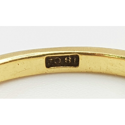 211 - An 18 K yellow gold ring with a band of five diamonds (0.20 carats) on top. Ring size: P, weight: 2.... 