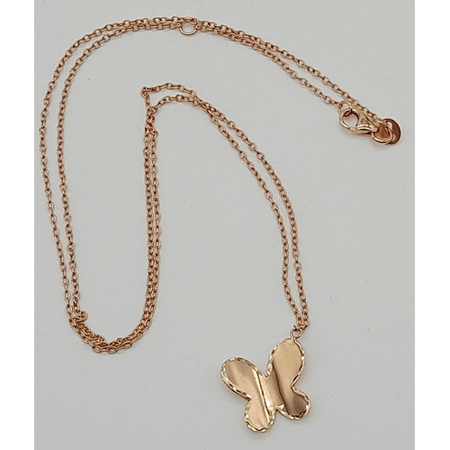 282 - An 18 K rose gold butterfly pendant on a chain. Length: 43-47 cm, weight: 3.7 g.