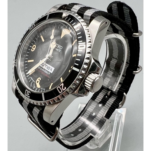 A Seiko Comex Professional Gents Watch. Water resistant to 200m. Cloth  two-tone strap. Case - 40mm.