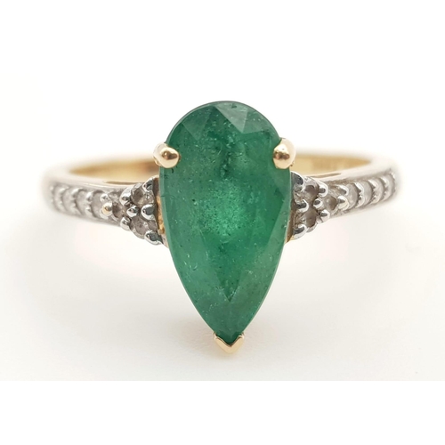 90 - A 18K YELLOW GOLD DIAMOND 7 EMERALD RING. 3.1G 1.30CT PEAR SHAPE EMERALD. SIZE N