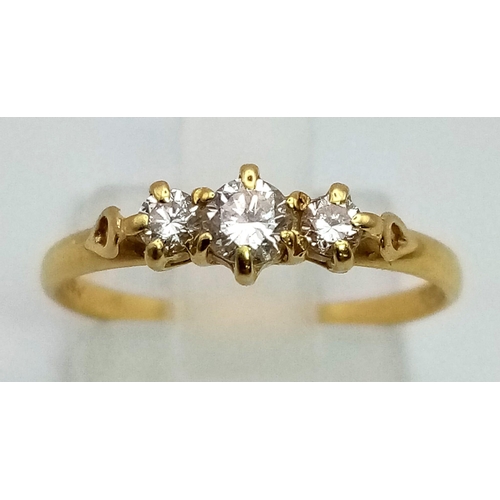 225 - An 18 K yellow gold ring with a trillion of diamonds (0.25 carats). Ring size: K, weight: 1.5 g.