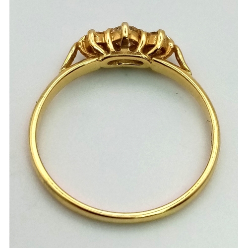 225 - An 18 K yellow gold ring with a trillion of diamonds (0.25 carats). Ring size: K, weight: 1.5 g.