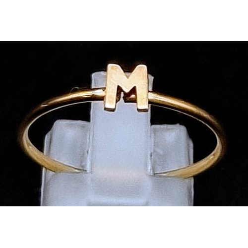 425 - A 9 K rose gold ring with the initial M or W. Ring size: T, weight: 0.4 g.