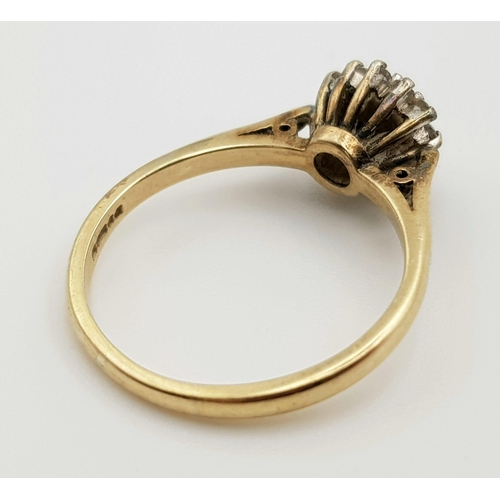 404 - A 9m K yellow gold ring with a cluster of diamonds (0.20 carats). Ring size: M1/2, weight: 2.3 g.