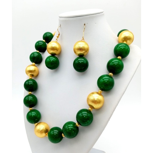 140 - A very glamorous and substantial, Chinese, large (20 mm) beaded green jade necklace, with 18 K yello... 