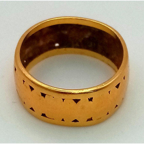 508 - A Vintage 18K Yellow Gold Band Ring. Size J. 3.89g.