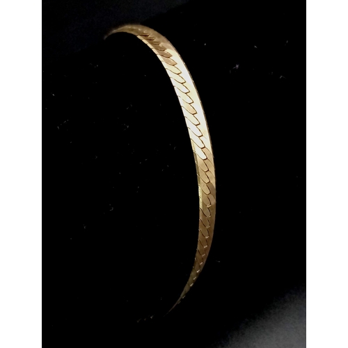 1014 - An Italian 9K Yellow Gold Herringbone Bracelet. 18cm. 2.64g