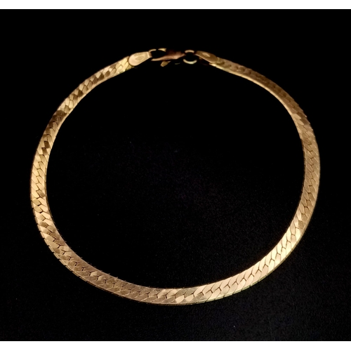 1014 - An Italian 9K Yellow Gold Herringbone Bracelet. 18cm. 2.64g