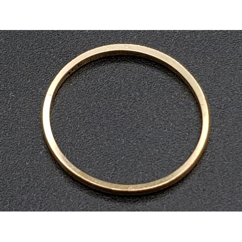 1076 - A 9K Yellow Gold Band Ring. Size P. 1g