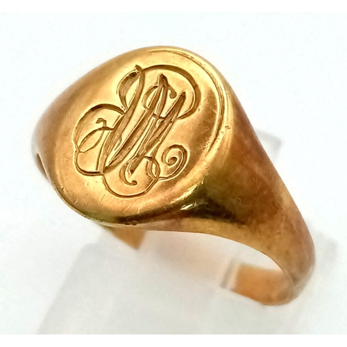 43 - An 18K Yellow Gold Signet Ring with Inscription. Size R. 4.41g