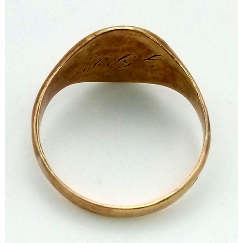 43 - An 18K Yellow Gold Signet Ring with Inscription. Size R. 4.41g