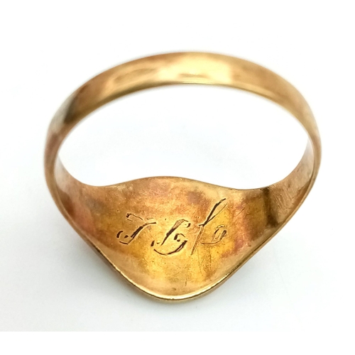 43 - An 18K Yellow Gold Signet Ring with Inscription. Size R. 4.41g