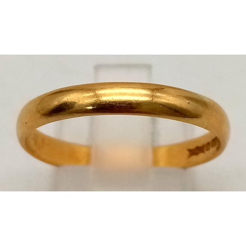 298 - An 18K Yellow Gold Gents Band Ring. Size T. 2.7g.