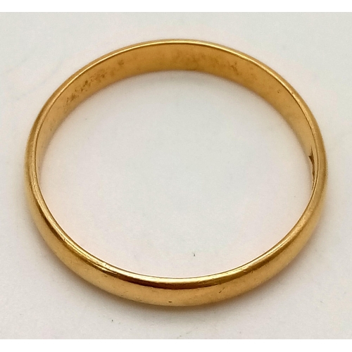 298 - An 18K Yellow Gold Gents Band Ring. Size T. 2.7g.