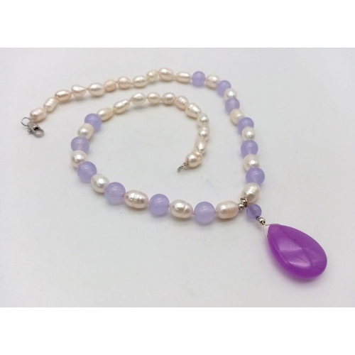 933 - A Cultured Pearl and Pink Jade Bead Necklace with a Pink Jade Teardrop Pendant - 4cm. Necklace - 42c... 