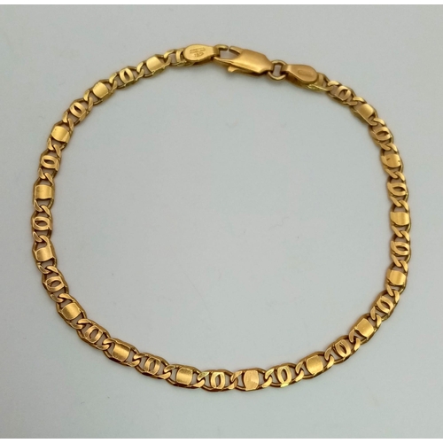 51 - An 18K Gold Selection: A Link Bracelet - 20cm, 2 x three stalactite hanging brooches  - 7cm, a gold ... 
