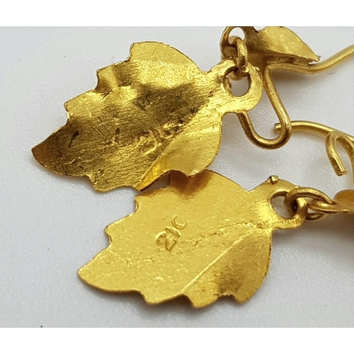 268 - A 20K Yellow Gold Necklace - 40cm and two pairs of 20k yellow gold earrings. Total weight - 6.8g. Re... 