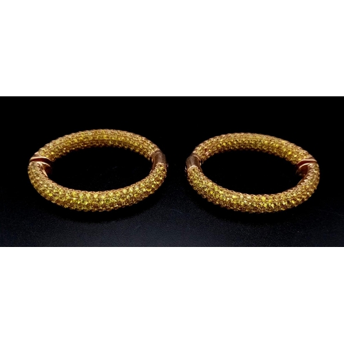 679 - An 18K Yellow Gold and Yellow Stone Pair of Hoop Earrings.
19.16g total weight. Ref: 3710.