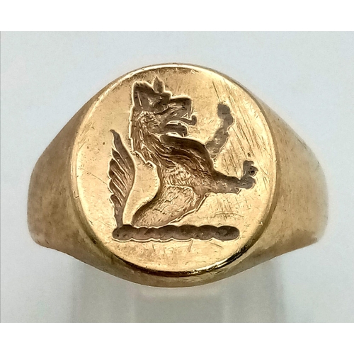 835 - A 9K Yellow Gold Dragon Signet Ring. Size N 1/2. 9g. Ref: 3885.