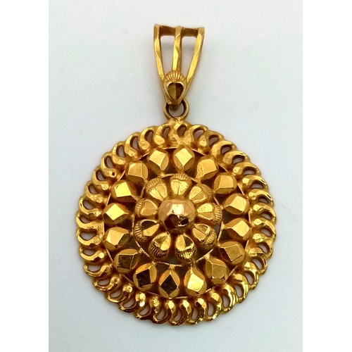 877 - A 22K Yellow Gold Circular Pendant. 25mm diameter. 3.92g.
Ref: 1-9619.