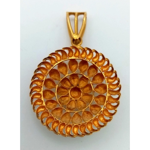 877 - A 22K Yellow Gold Circular Pendant. 25mm diameter. 3.92g.
Ref: 1-9619.