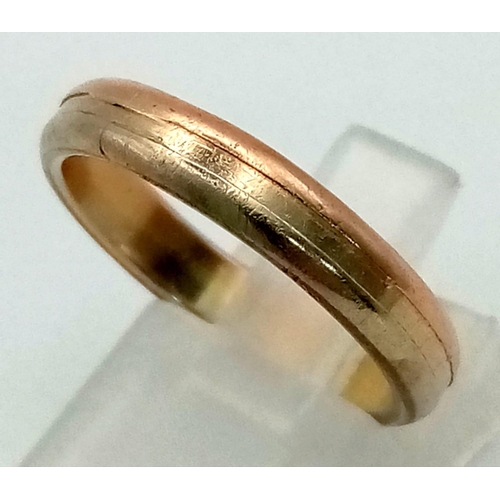 900 - An 18K Tricolour Gold Band Ring. Size O. 5.33g. Ref: 3203