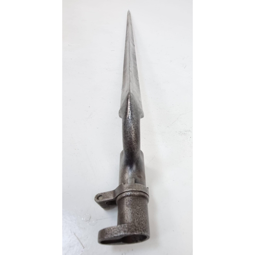 250 - 1895 BRITISH PATTERN SOCKET BAYONET AS USED IN WORLD WAR I IN GOOD CONDITION. 64cms IN LENGTH