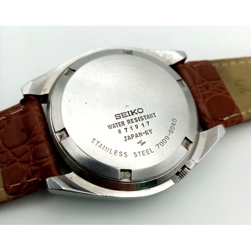 717 - A Vintage Seiko 5 Automatic Gents Watch. Brown leather strap. Golden orange toned dial with day/date... 