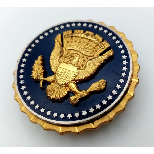 756 - A U.S.A. PRESIDENTIAL SERVICE BADGE FOR MILITARY STAFF ASSIGNED TO THE PRESEDENTIAL TEAM. 5cms DIAME... 