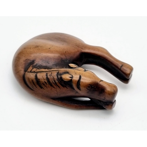 838 - AN EXCEPTIONALLY FINE QUALITY 18TH CENTURY NETSUKE FIGURE OF A GRAZING HORSE.  5 X 4cms