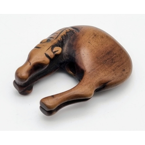 838 - AN EXCEPTIONALLY FINE QUALITY 18TH CENTURY NETSUKE FIGURE OF A GRAZING HORSE.  5 X 4cms