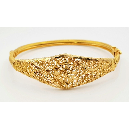 581 - A 22k Yellow Gold Asian Wedding Bangle - Beautiful pierced decoration. 11.2g. 55mm inner diameter. R... 