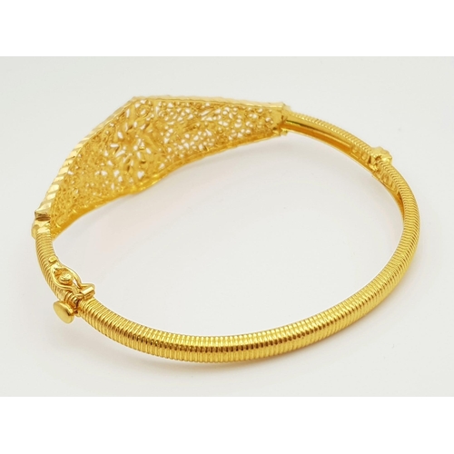 581 - A 22k Yellow Gold Asian Wedding Bangle - Beautiful pierced decoration. 11.2g. 55mm inner diameter. R... 