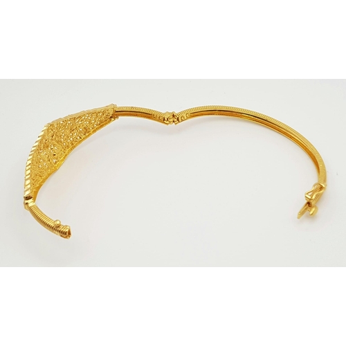 581 - A 22k Yellow Gold Asian Wedding Bangle - Beautiful pierced decoration. 11.2g. 55mm inner diameter. R... 