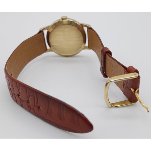 939 - A Vintage 9K Gold Cased Smiths Gents Watch. Brown leather strap. Gold case - 30mm. White dial with s... 