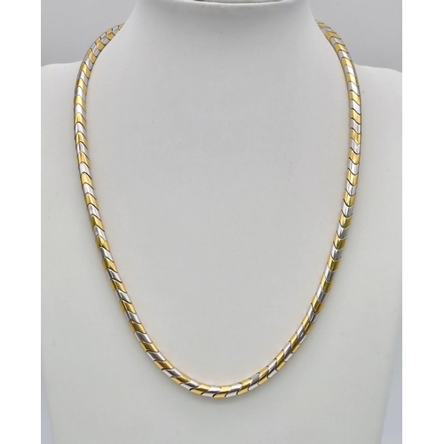 567 - An 18K Yellow and White Gold Snakeskin-Link Chain. 42cm.
53.25g. Ref: 3596