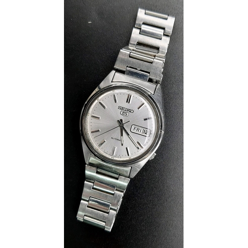 A Vintage Seiko 5 Automatic Gents Watch. Stainless steel strap and case -  35mm. Silver tone dial wit