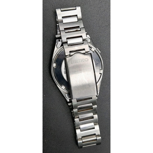 899 - A Vintage Seiko 5 Automatic Gents Watch. Stainless steel strap and case - 35mm. Silver tone dial wit... 