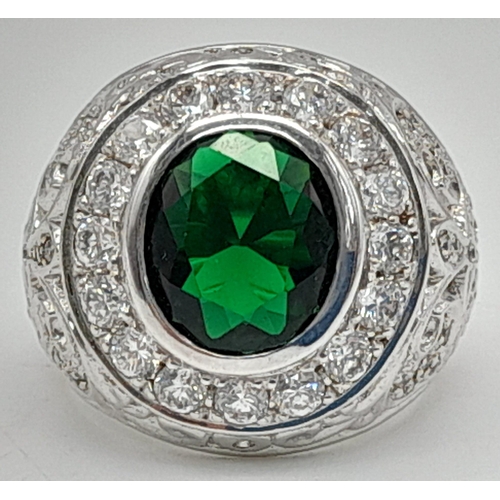 1004 - A STERLING SILVER FANCY BOMBAY CLUSTER RING. GREEN STONE. TOTAL WEIGHT 14 GRAMS. RING SIZE Q