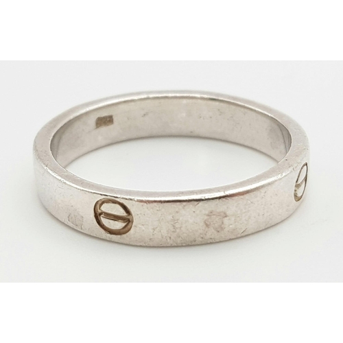 883 - A STERLING SILVER BAND RING WITH ENGRAVED SCREW DESIGN. TOTAL WEIGHT 5.7 GRAMS. RING SIZE X